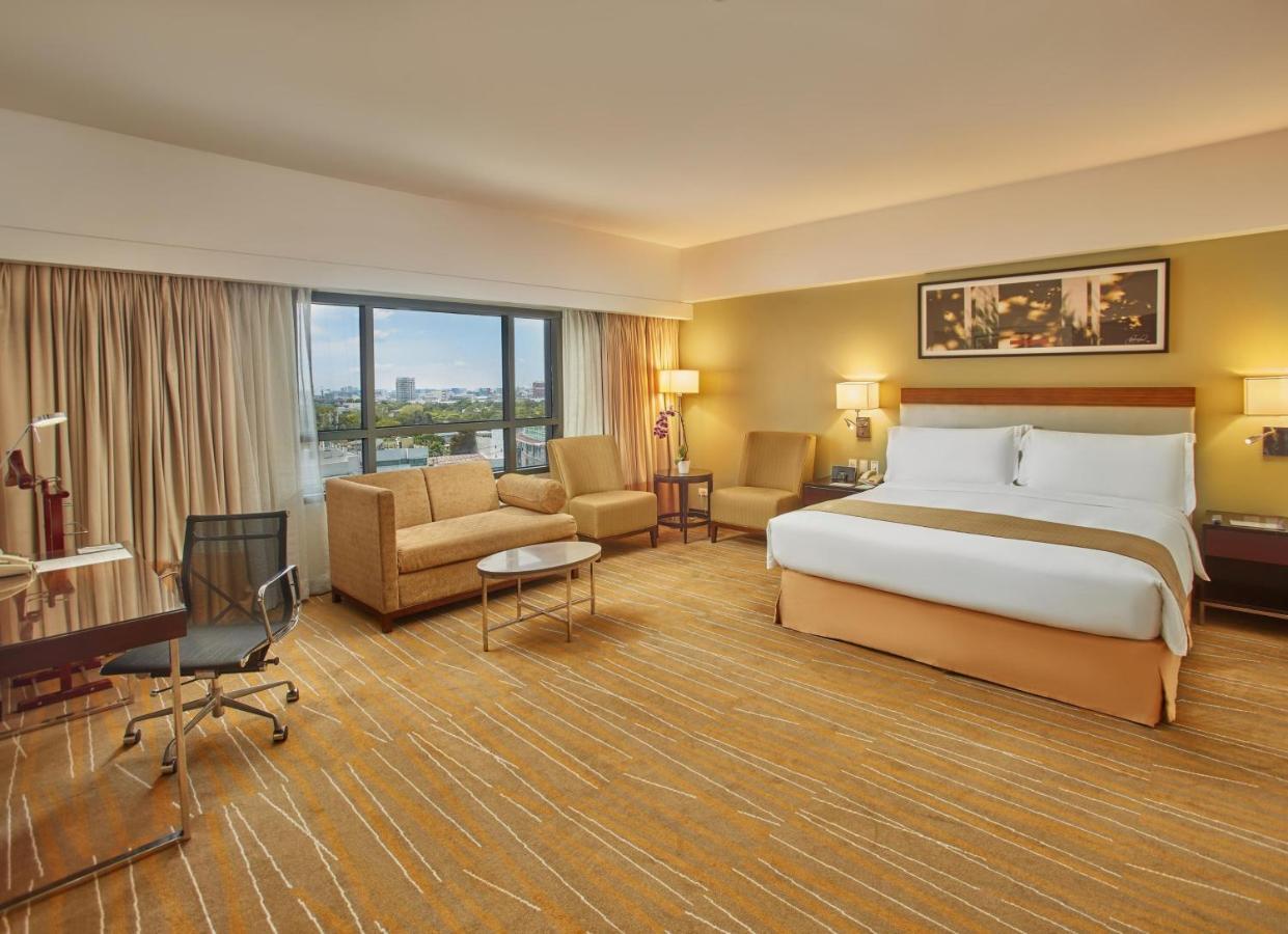 Holiday Inn & Suites Makati By Ihg San Pedro Makati Eksteriør billede Deluxe Room