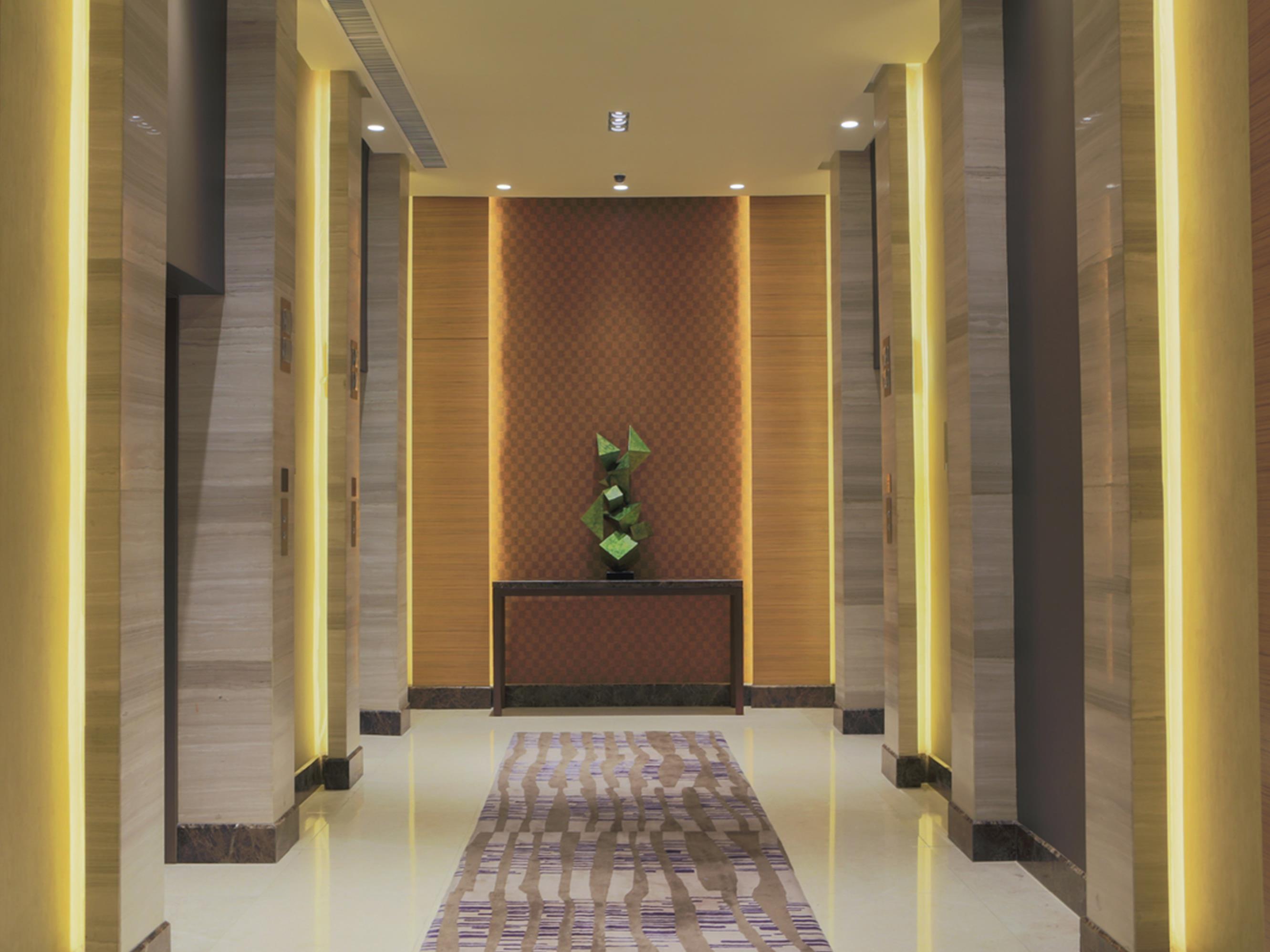 Holiday Inn & Suites Makati By Ihg San Pedro Makati Eksteriør billede The interior of the hotel