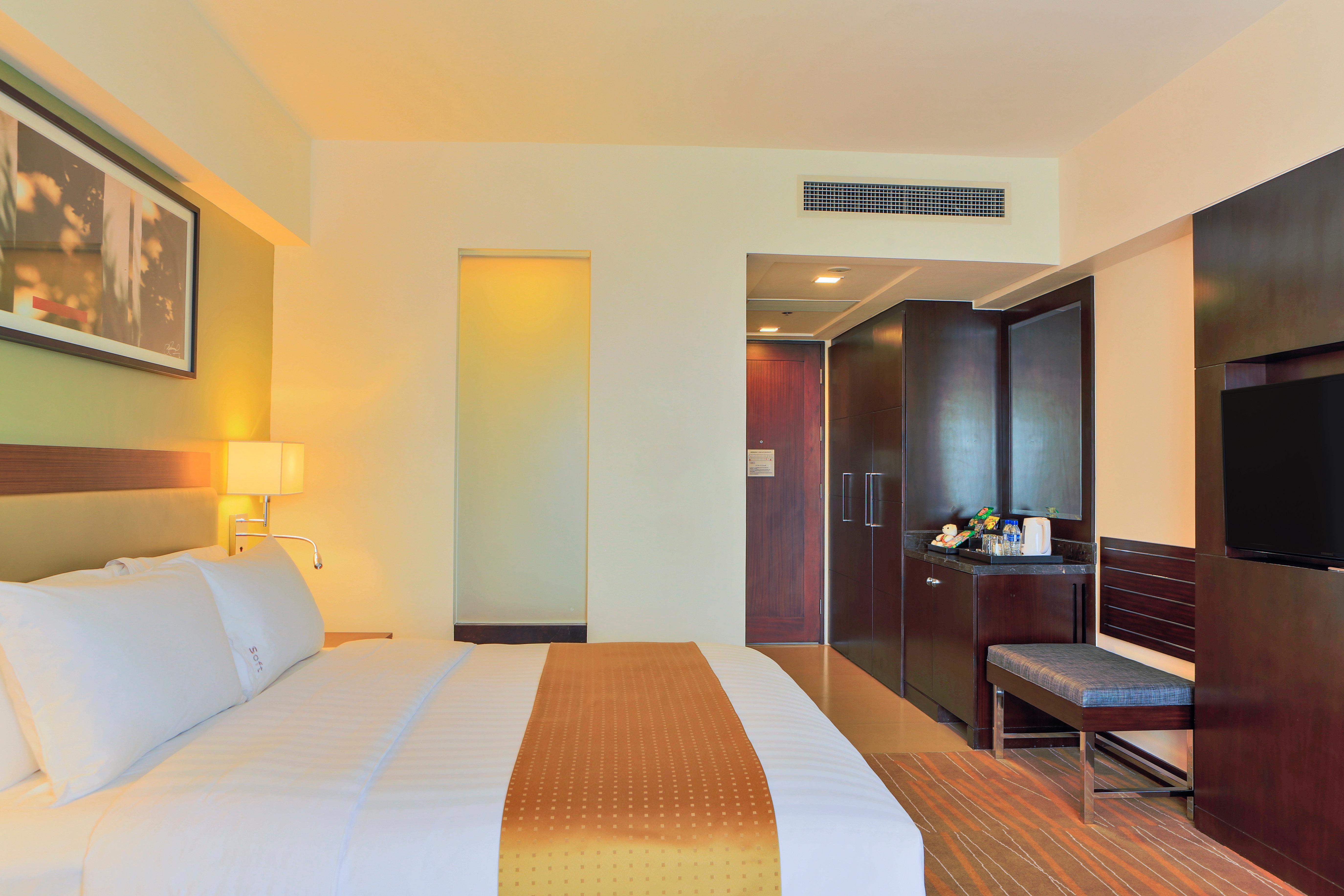 Holiday Inn & Suites Makati By Ihg San Pedro Makati Eksteriør billede A room at the hotel