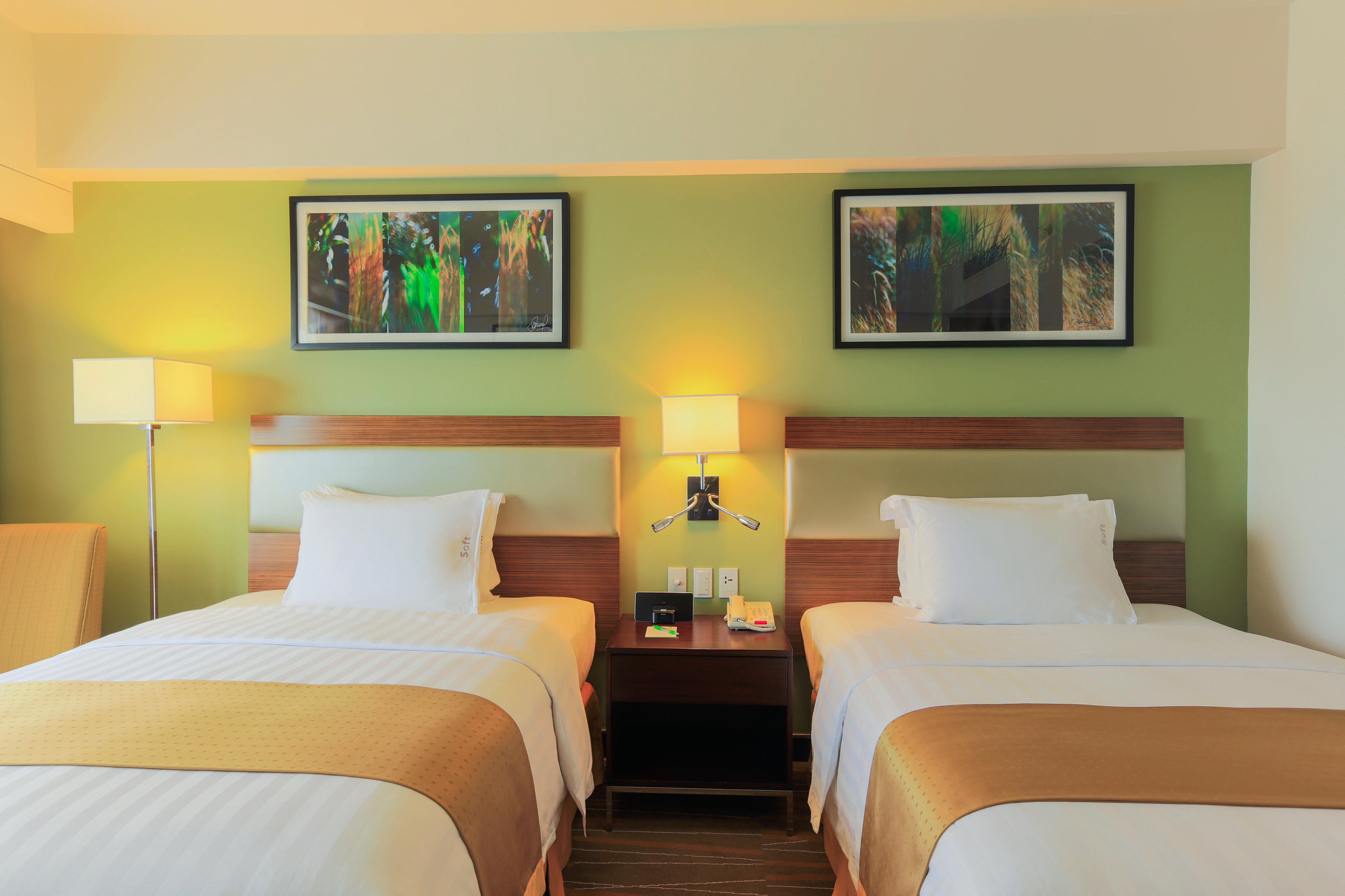 Holiday Inn & Suites Makati By Ihg San Pedro Makati Eksteriør billede A typical room at the hotel