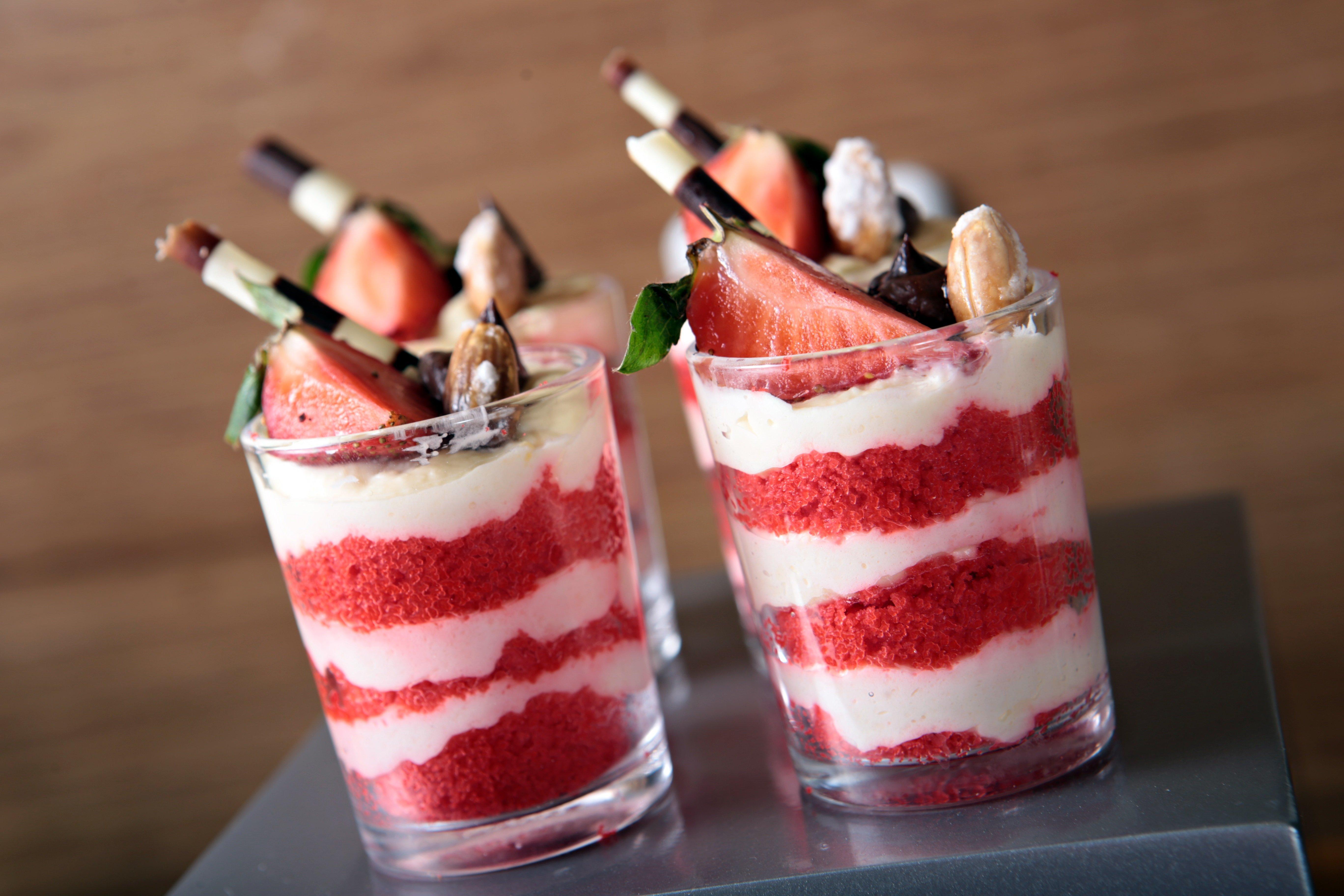 Holiday Inn & Suites Makati By Ihg San Pedro Makati Eksteriør billede A strawberry parfait