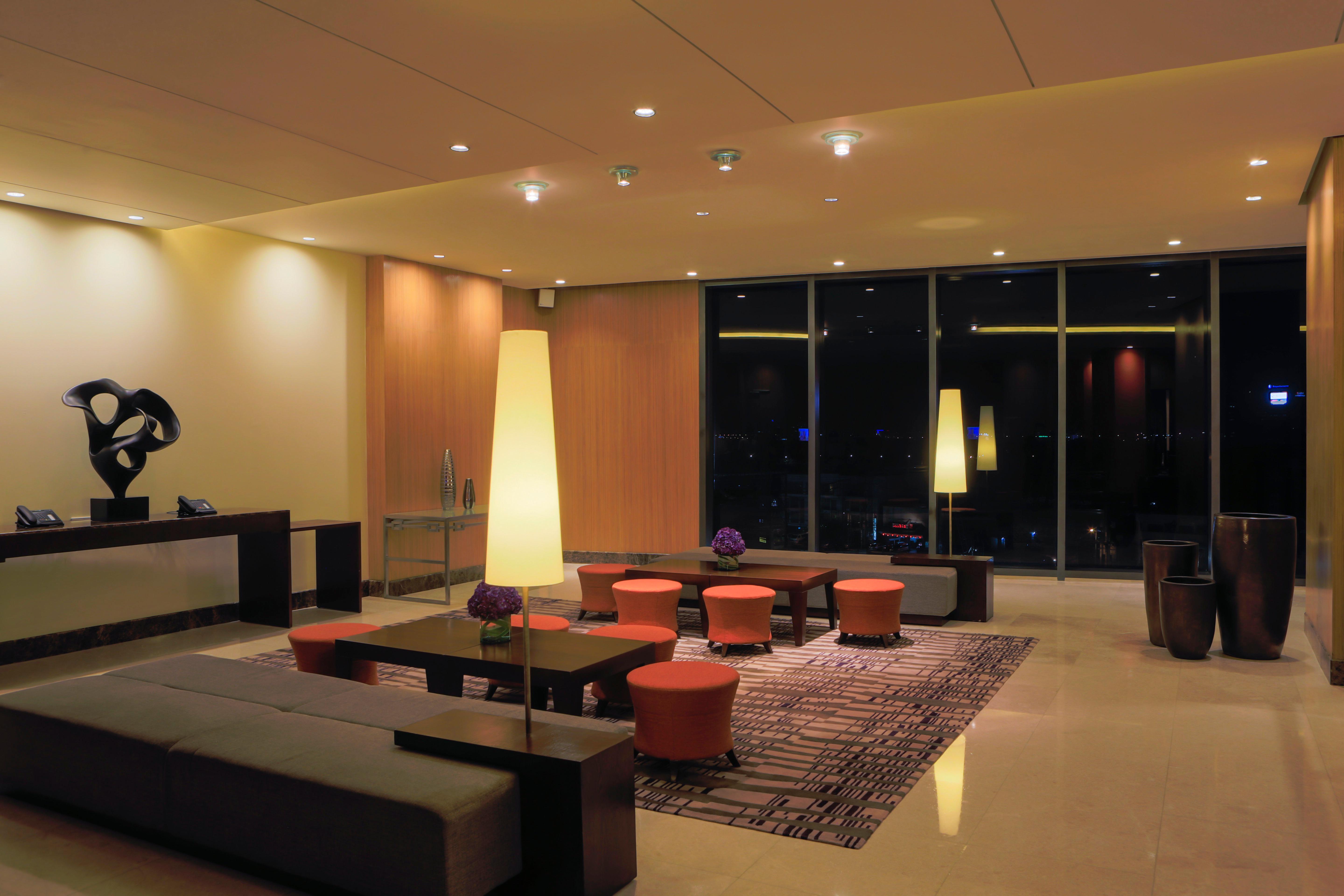 Holiday Inn & Suites Makati By Ihg San Pedro Makati Eksteriør billede The lounge at the airport