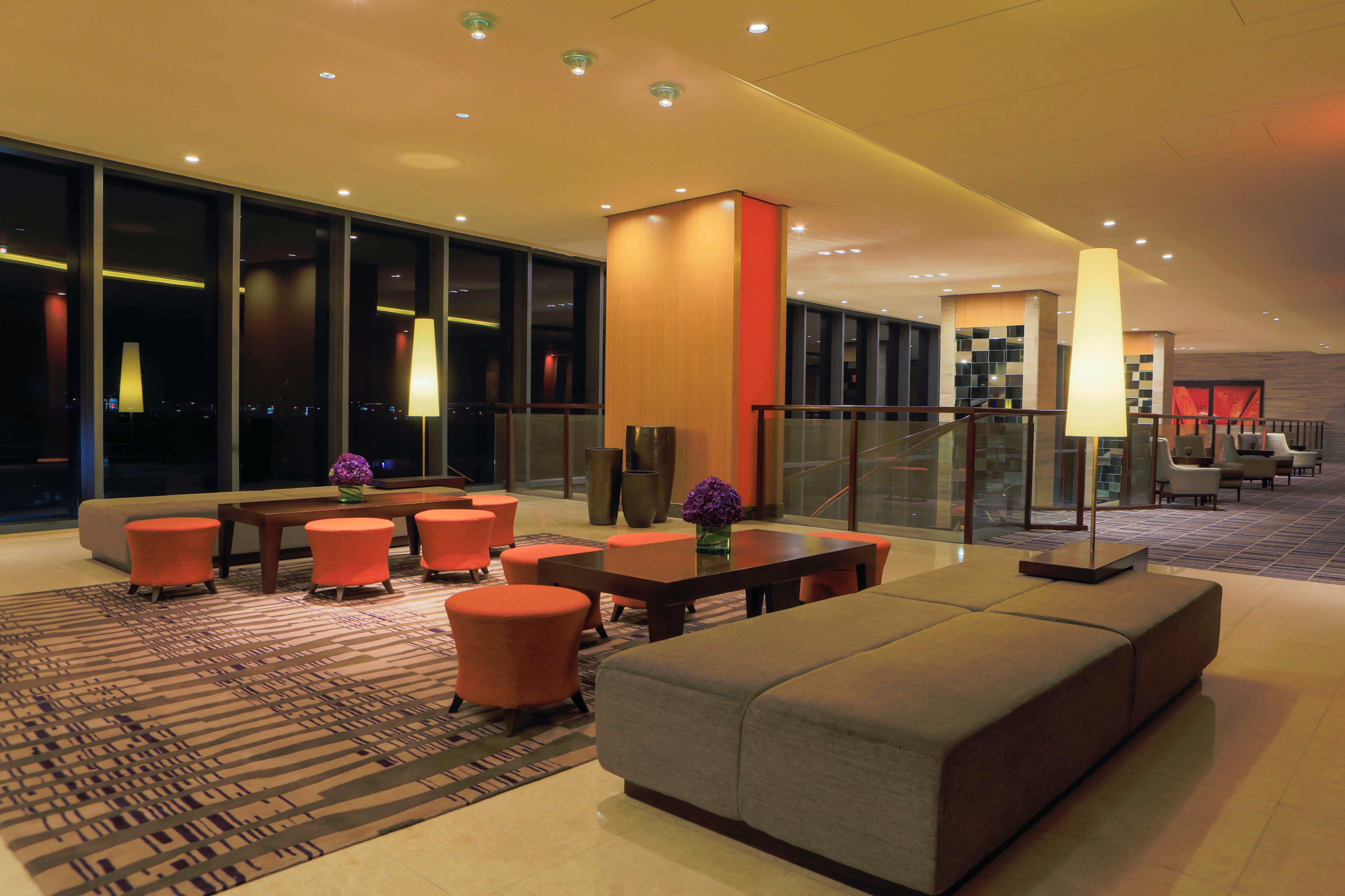 Holiday Inn & Suites Makati By Ihg San Pedro Makati Eksteriør billede Lobby