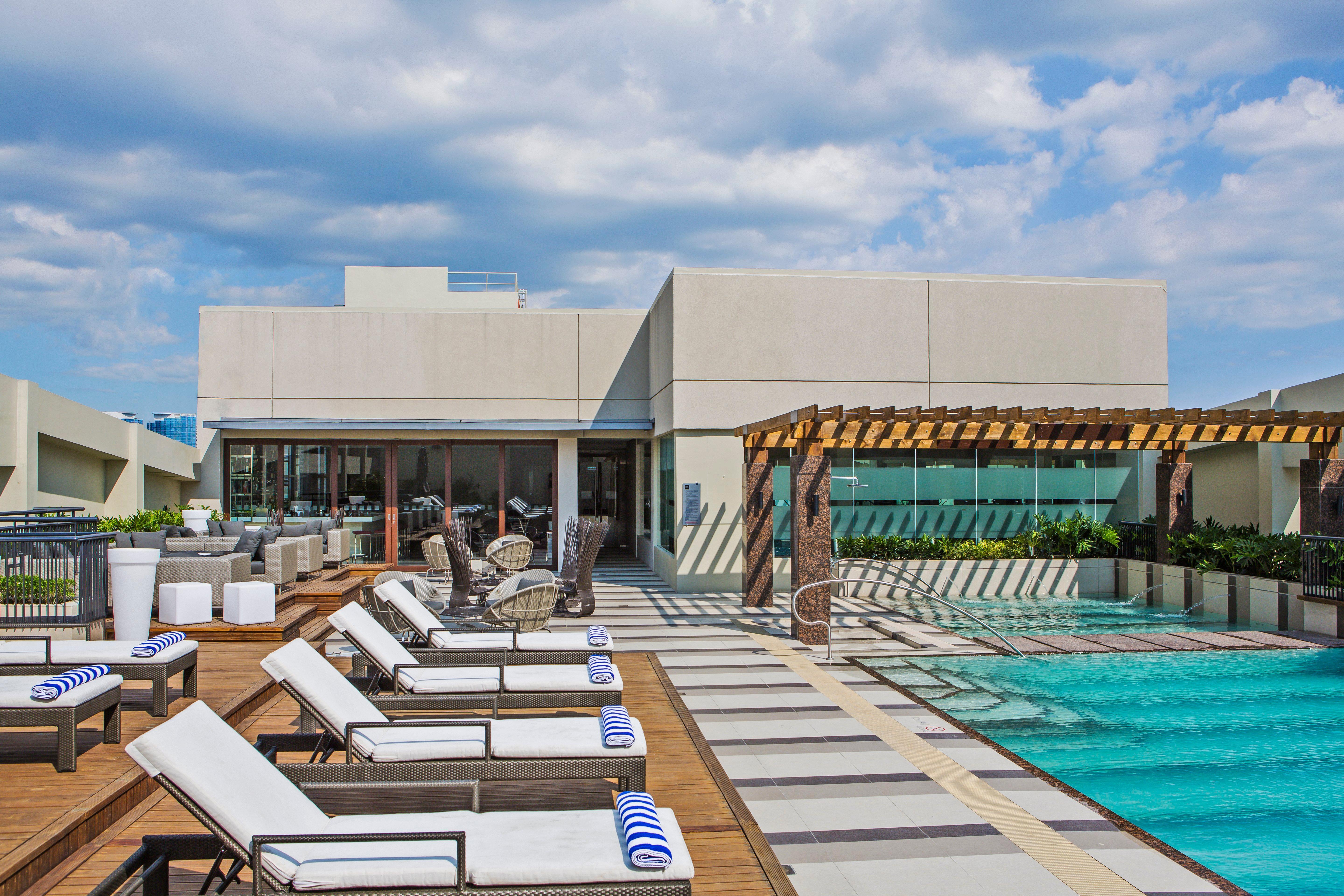 Holiday Inn & Suites Makati By Ihg San Pedro Makati Eksteriør billede Rooftop pool at the hotel