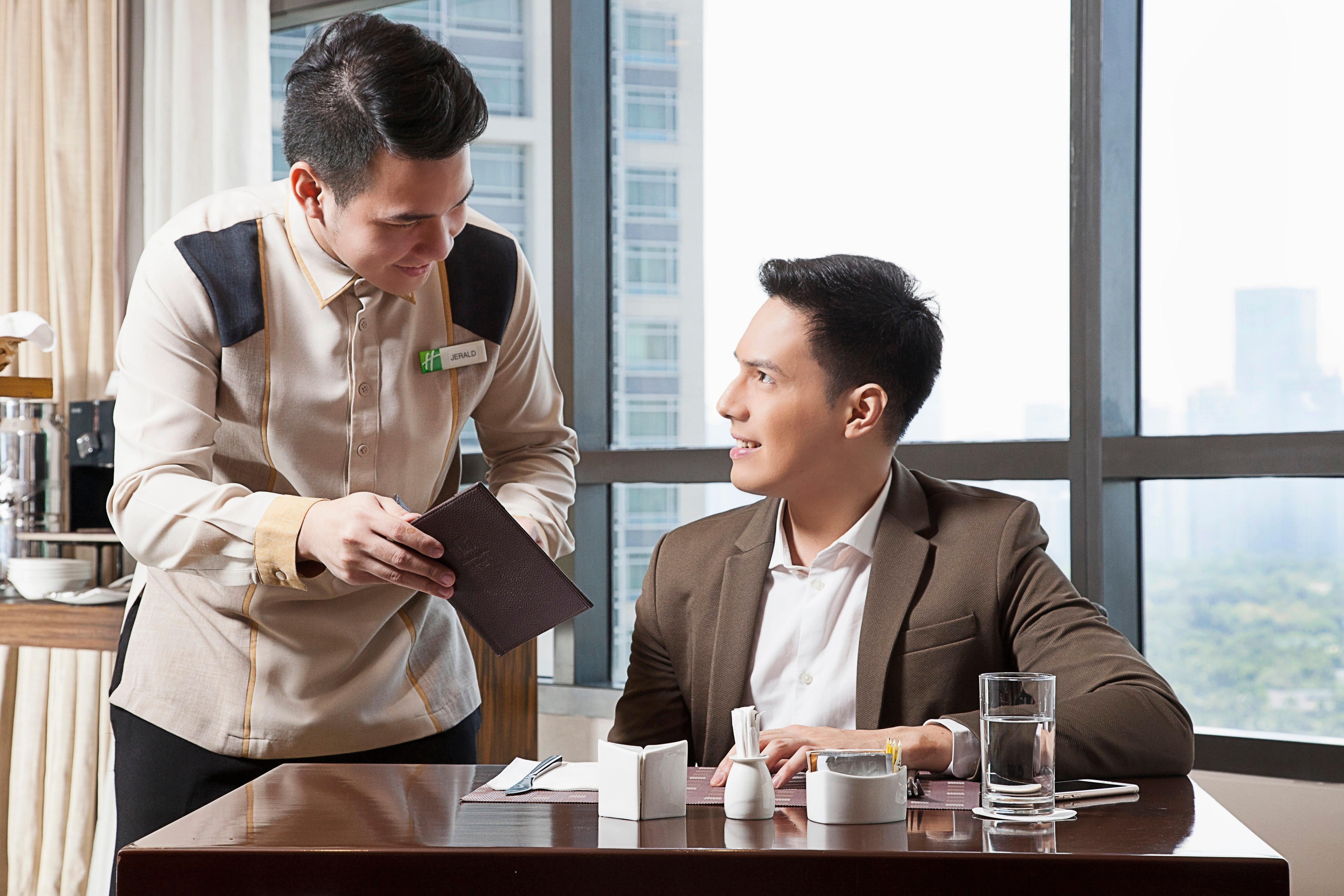 Holiday Inn & Suites Makati By Ihg San Pedro Makati Eksteriør billede A butler serving a guest