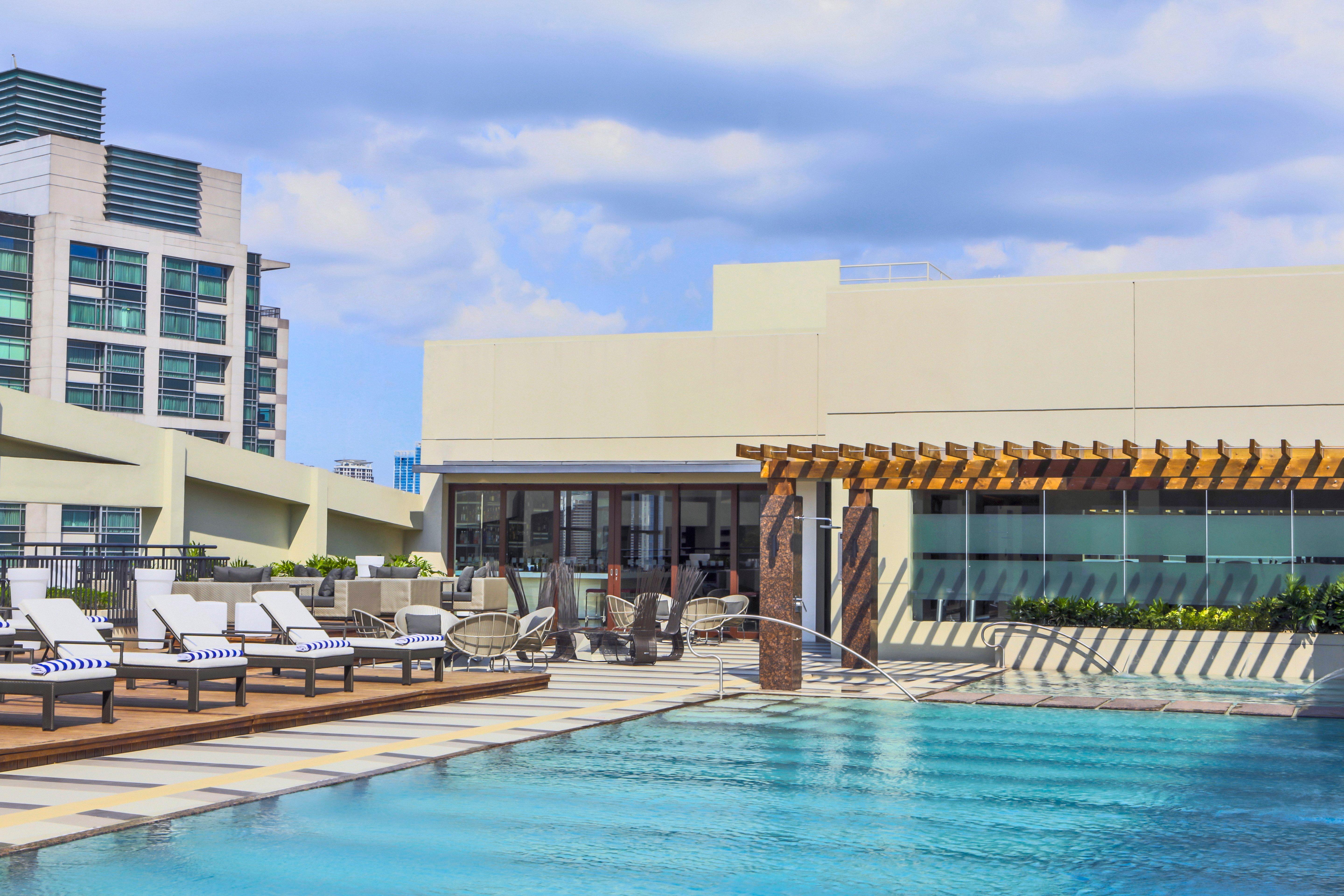 Holiday Inn & Suites Makati By Ihg San Pedro Makati Eksteriør billede Rooftop pool