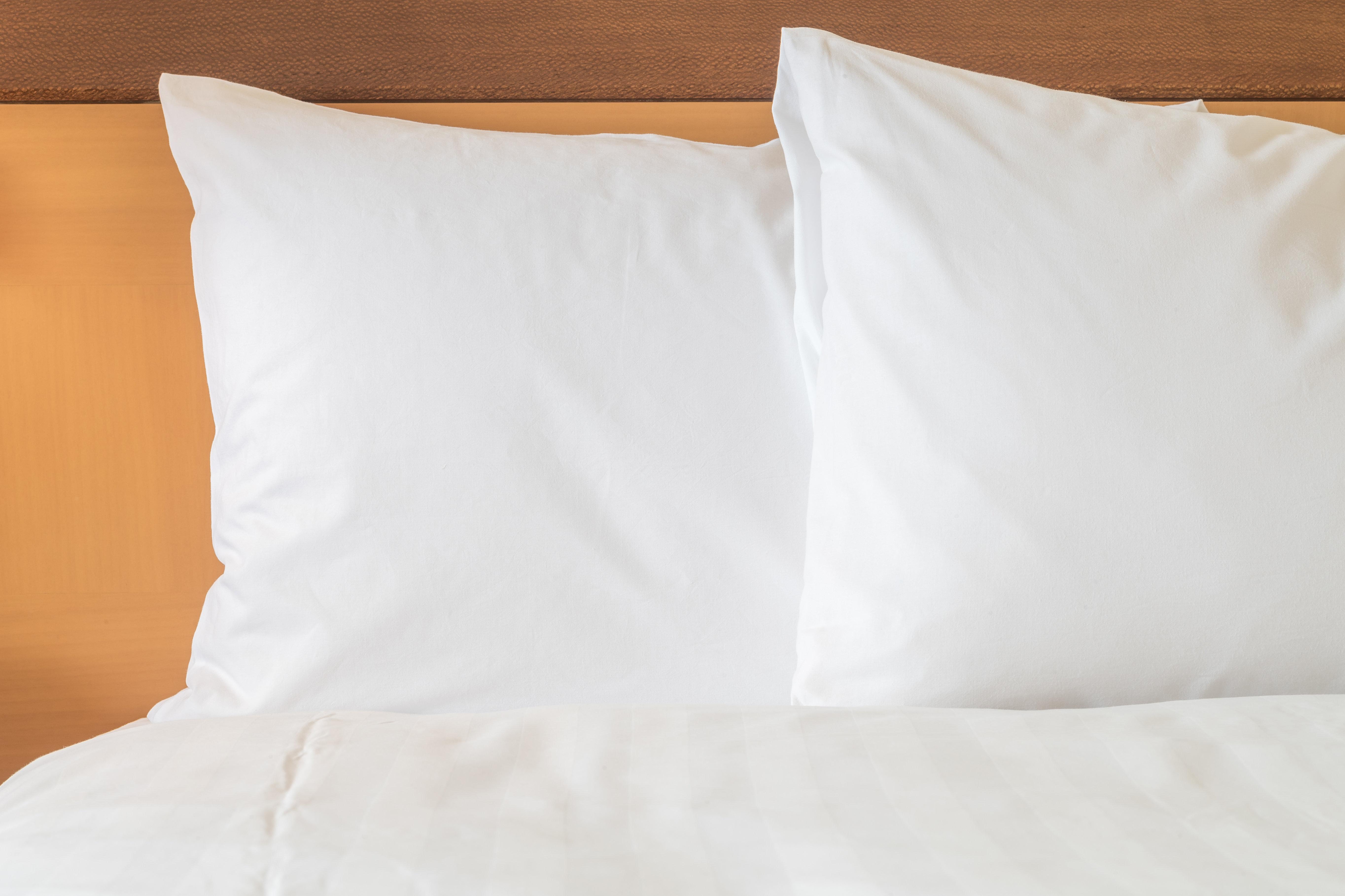 Holiday Inn & Suites Makati By Ihg San Pedro Makati Eksteriør billede Two pillows on a bed
