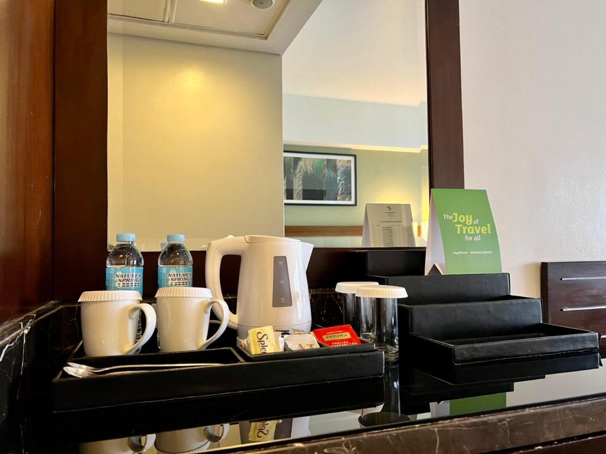 Holiday Inn & Suites Makati By Ihg San Pedro Makati Eksteriør billede A hotel room's wet bar