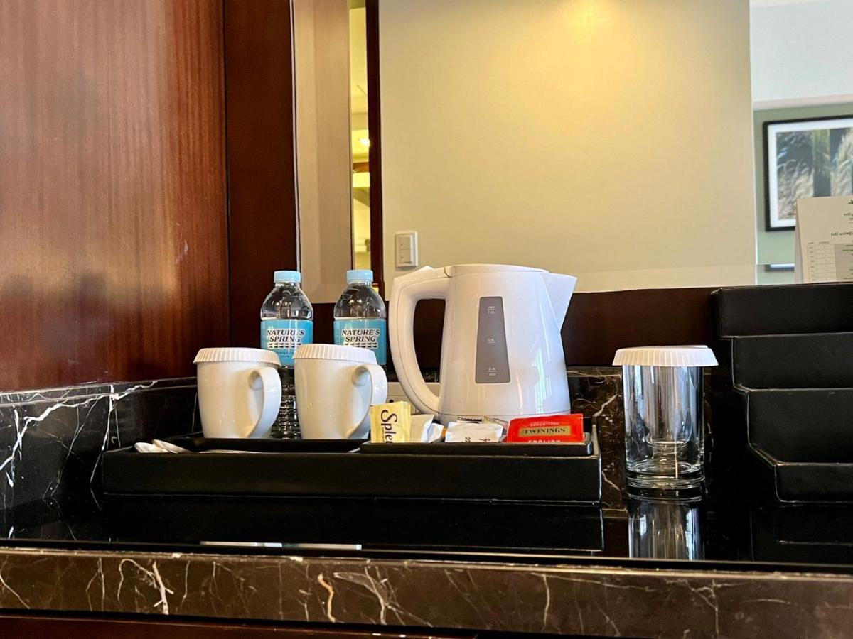 Holiday Inn & Suites Makati By Ihg San Pedro Makati Eksteriør billede A kettle and a water jug in a hotel room