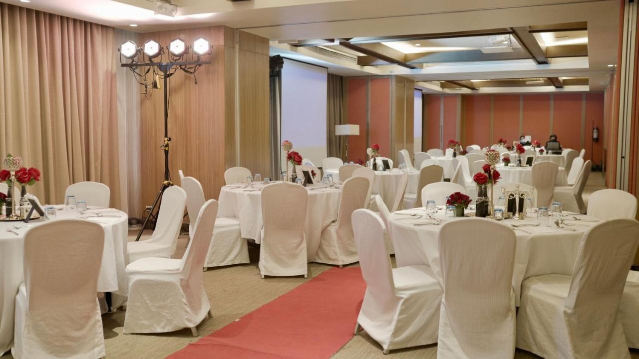 Holiday Inn & Suites Makati By Ihg San Pedro Makati Eksteriør billede A wedding reception