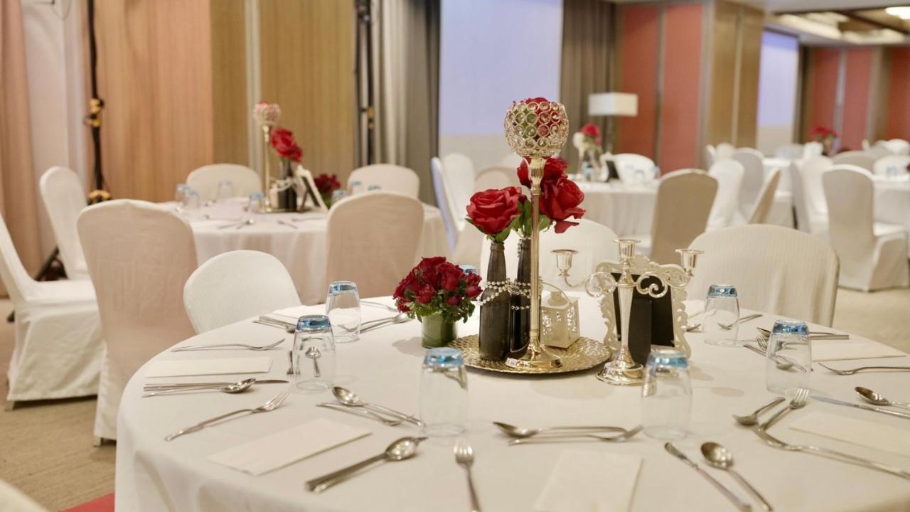 Holiday Inn & Suites Makati By Ihg San Pedro Makati Eksteriør billede A table set for a formal dinner