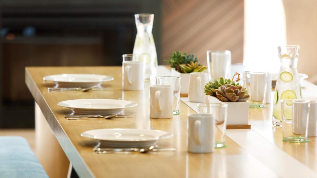 Holiday Inn & Suites Makati By Ihg San Pedro Makati Eksteriør billede Tableware