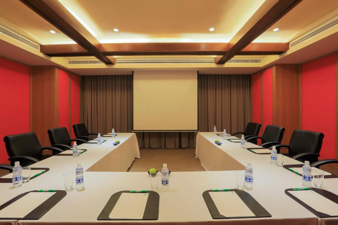 Holiday Inn & Suites Makati By Ihg San Pedro Makati Eksteriør billede Meeting room