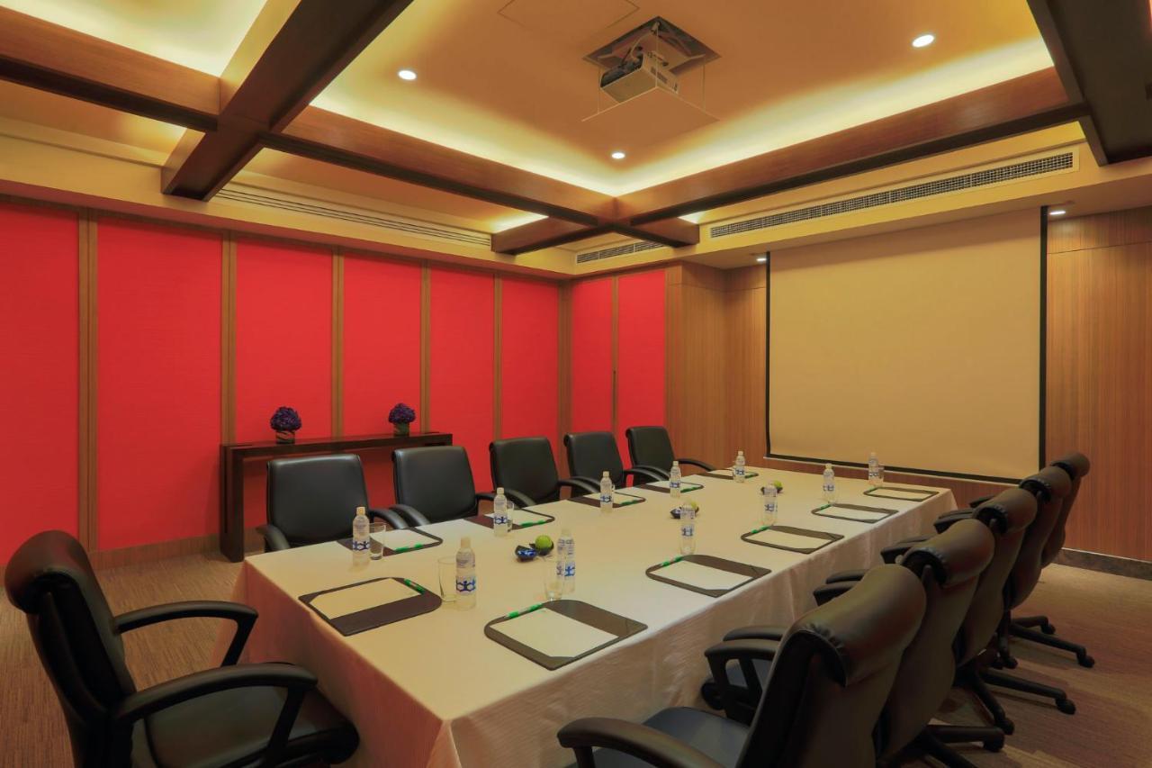 Holiday Inn & Suites Makati By Ihg San Pedro Makati Eksteriør billede Meeting room at the Taj Bengal