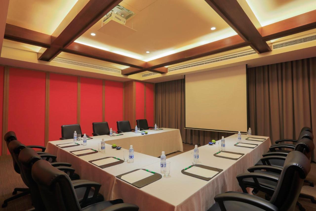 Holiday Inn & Suites Makati By Ihg San Pedro Makati Eksteriør billede Meeting room at the hotel