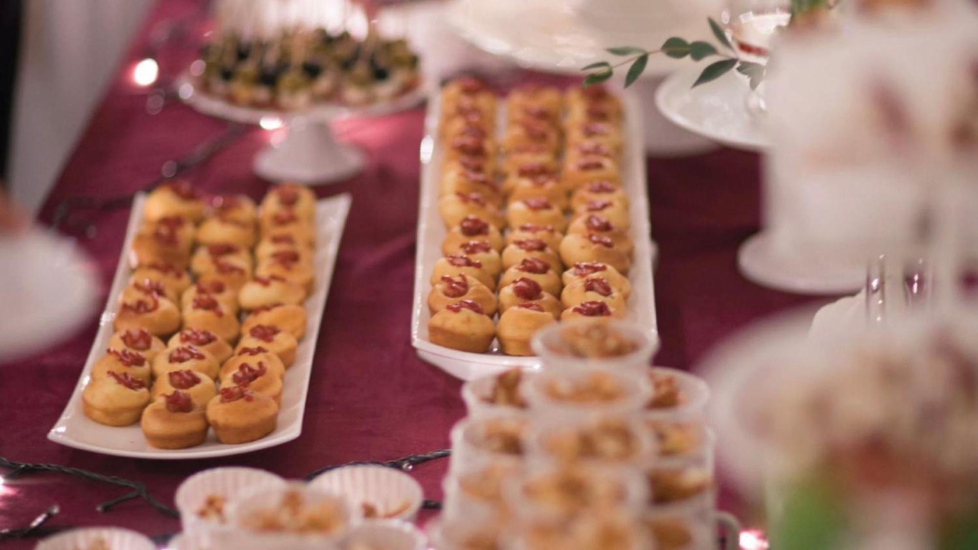 Holiday Inn & Suites Makati By Ihg San Pedro Makati Eksteriør billede A selection of petits fours
