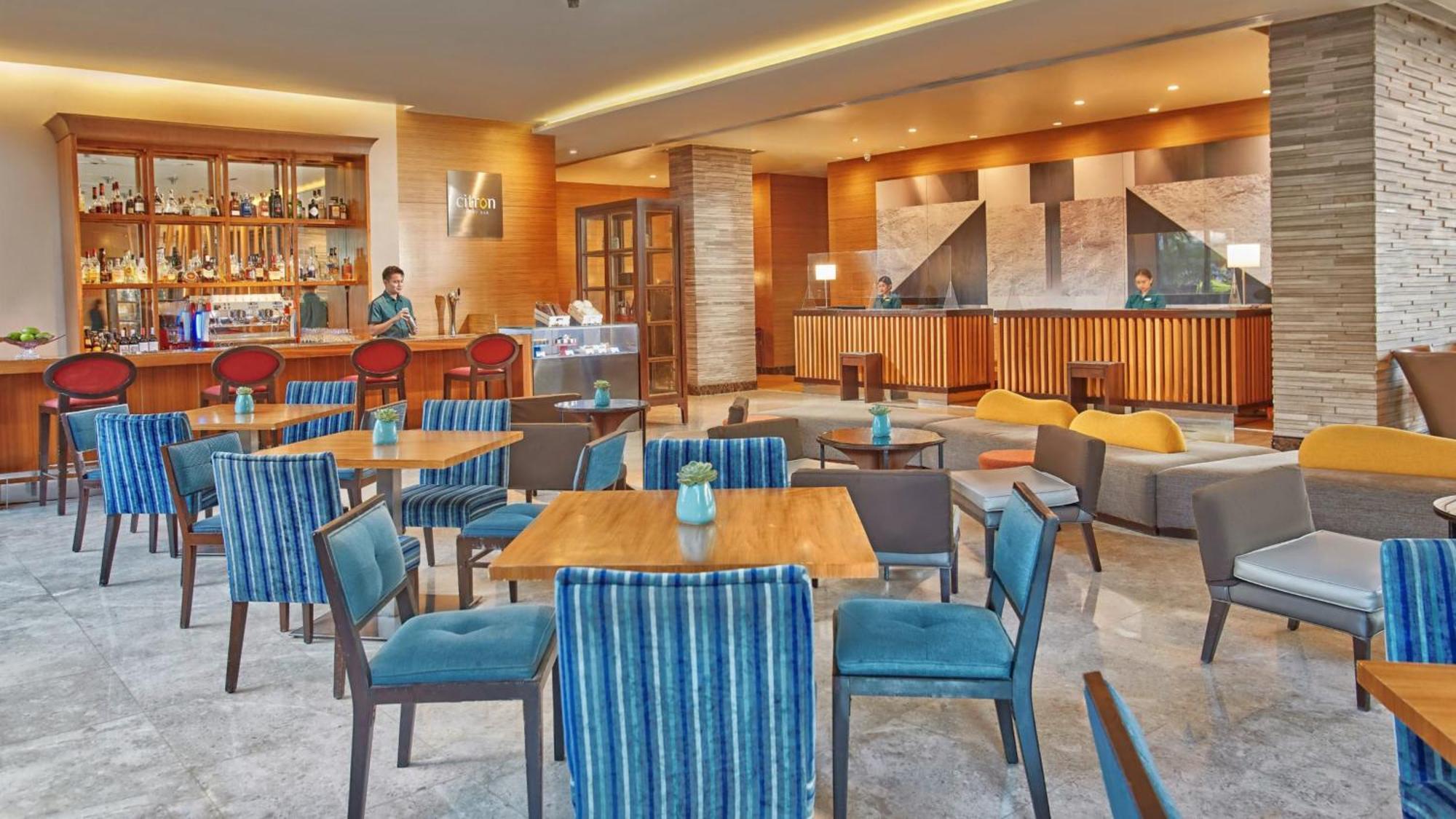 Holiday Inn & Suites Makati By Ihg San Pedro Makati Eksteriør billede The Lounge at the airport
