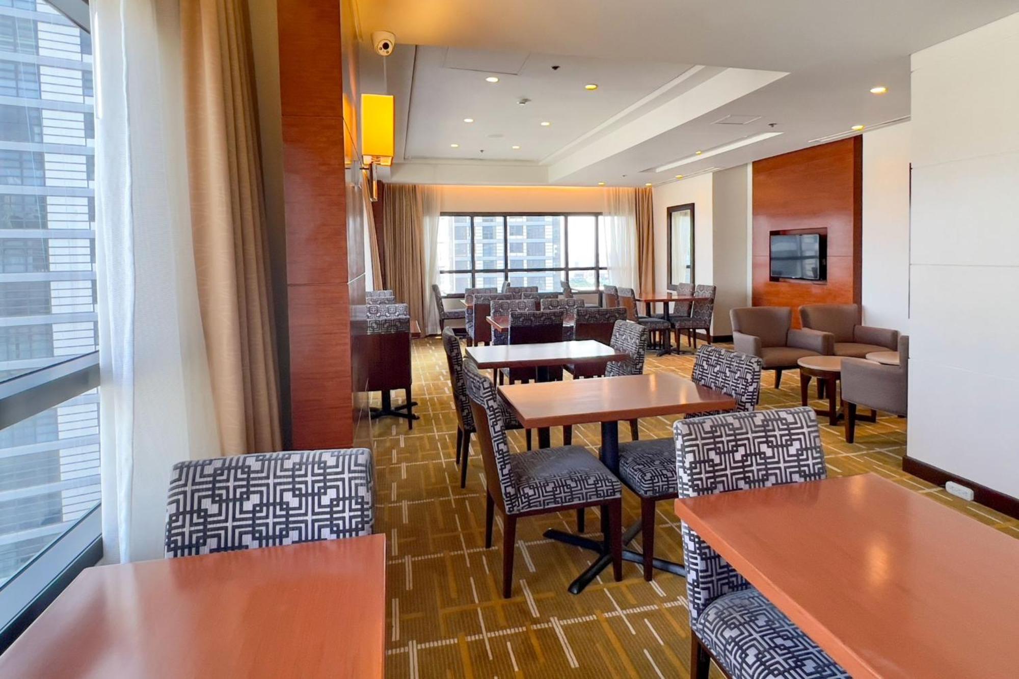 Holiday Inn & Suites Makati By Ihg San Pedro Makati Eksteriør billede Clubroom at the 100 North Main