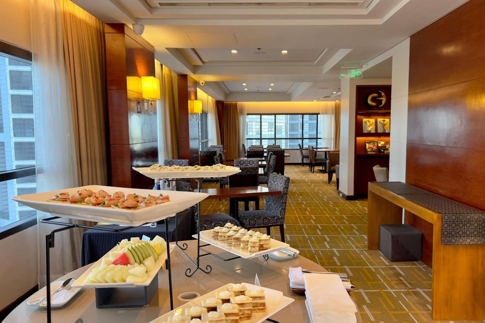 Holiday Inn & Suites Makati By Ihg San Pedro Makati Eksteriør billede The lounge at the airport