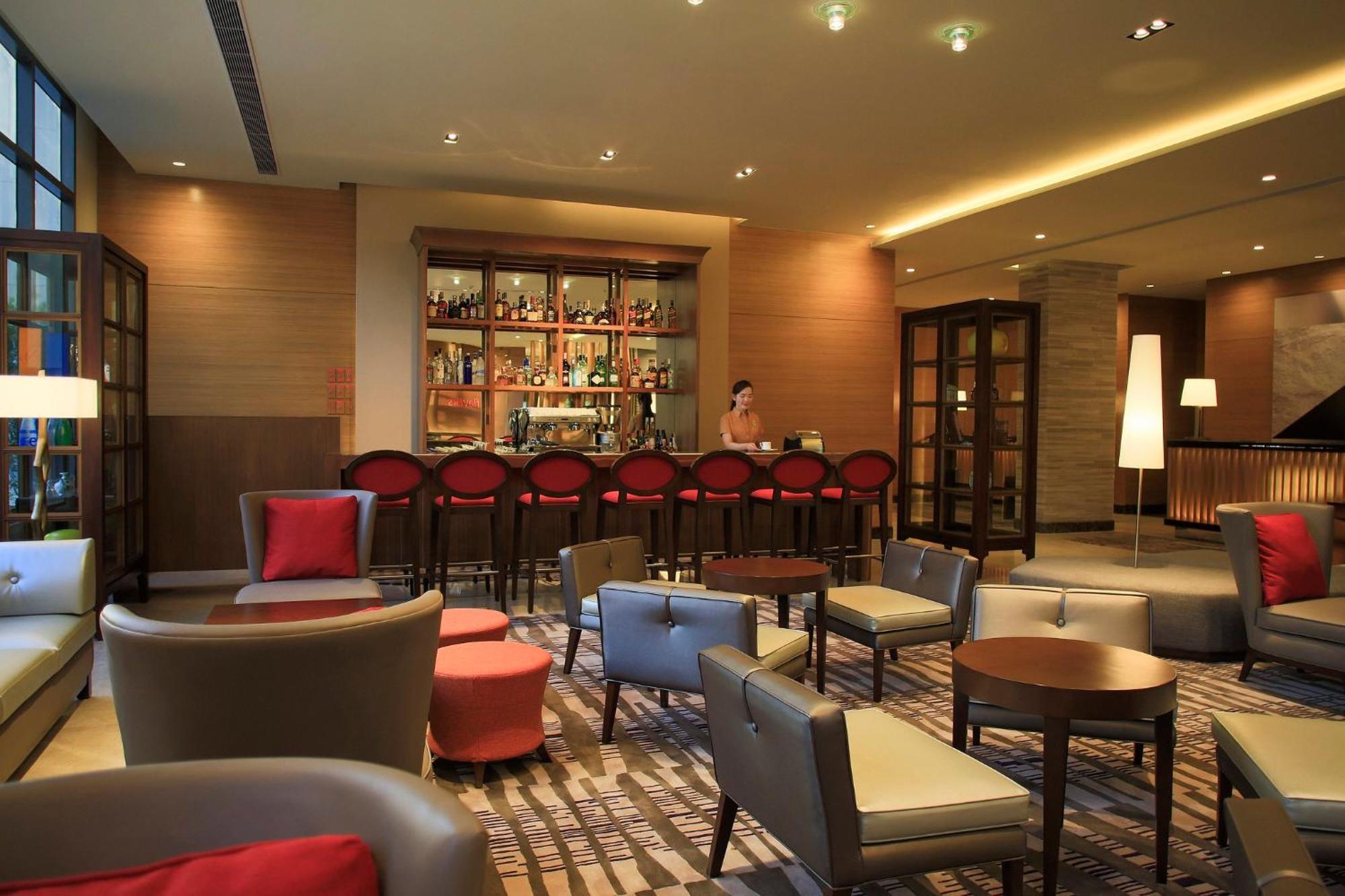 Holiday Inn & Suites Makati By Ihg San Pedro Makati Eksteriør billede The bar at the lobby